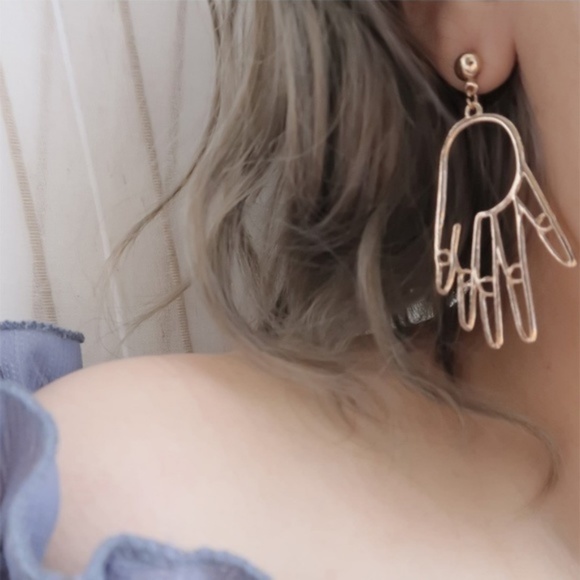 Boutique hand shape earring Boho Minimalist - Picture 4 of 8